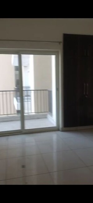 Room in 3 BHK Apartment at Panchsheel Greens II, Sector 16 Greater Noida – for Rent