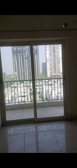 Room in 3 BHK Apartment at Panchsheel Greens II, Sector 16 Greater Noida – for Rent
