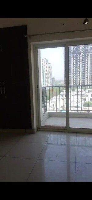 Room in 3 BHK Apartment at Panchsheel Greens II, Sector 16 Greater Noida – for Rent