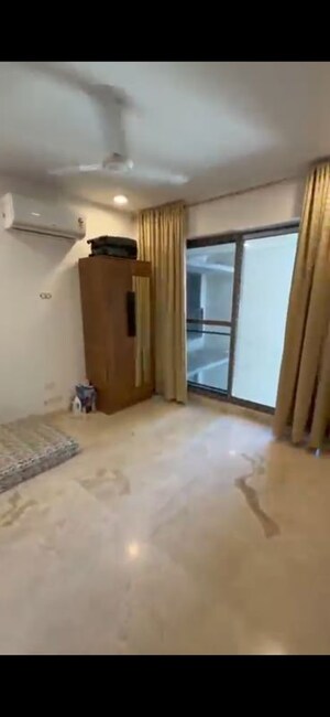 Room in 3 BHK Apartment at Oshiwara – for Rent