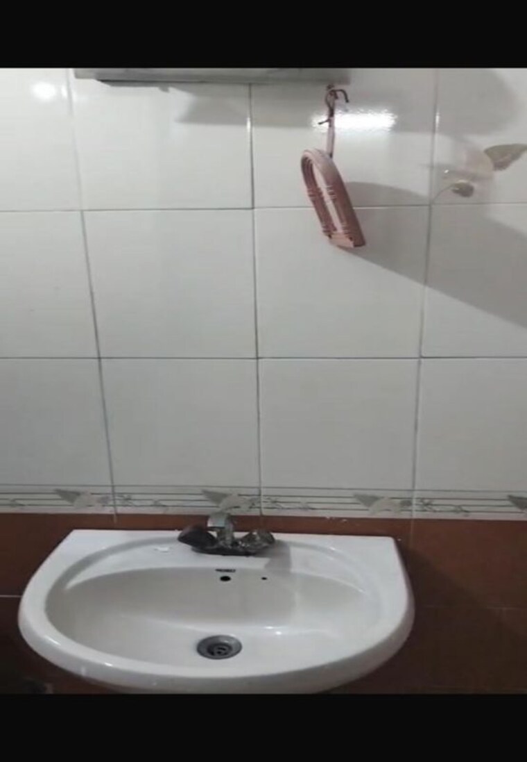 Bathroom, vaishali sector 3 2 Bedroom 660 Sq.Ft. Builder Floor In Vaishali Sector 3 Ghaziabad 10305534