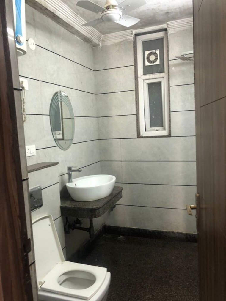 Bathroom, sushant lok i 1 Bedroom 300 Sq.Yd. Builder Floor In Sushant Lok I Gurgaon 10305389