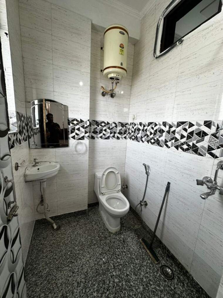 Bathroom, sector 52 2 Bedroom 1000 Sq.Ft. Builder Floor In Sector 52 Gurgaon 10276862