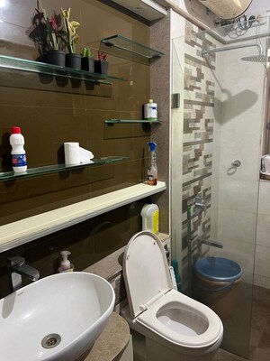 Team Area in 3 BHK Apartment at Raheja Sherwood, Goregaon East – for Rent