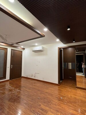 Room in 3 BHK Builder Floor at Palam Vihar – for Rent