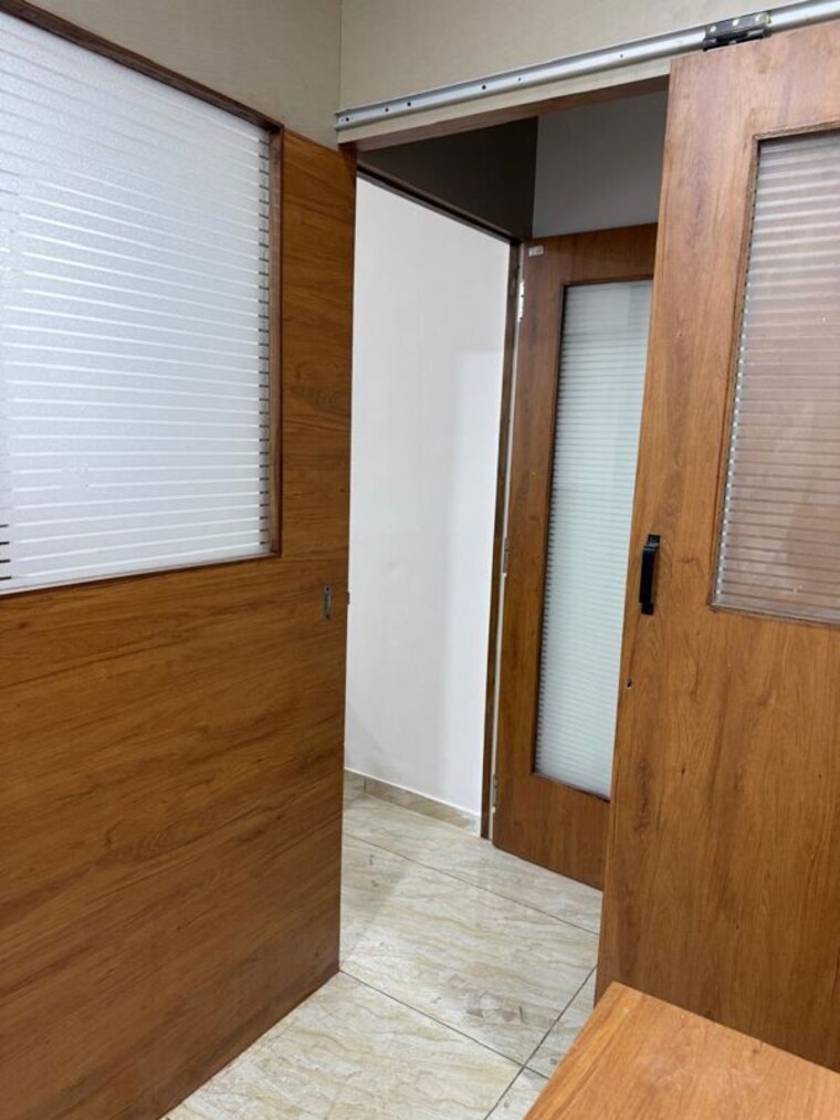 Room, alkapuri Commercial Office Space 400 Sq.Ft. In Alkapuri Vadodara 10277001