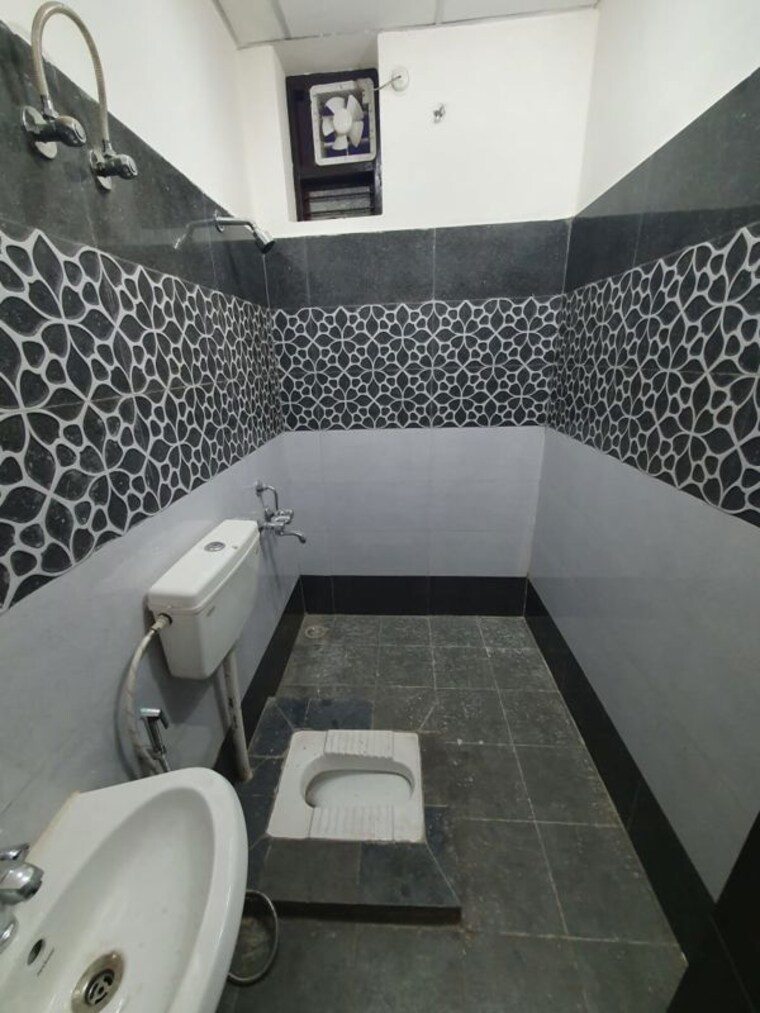 Attached Bathroom, dattanagar 1.5 Bedroom 641 Sq.Ft. Builder Floor In Dattanagar Thane 10306024