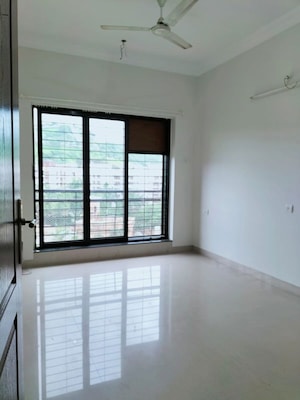 Room in 3 BHK Apartment at K Raheja Heights, Malad East – for Rent