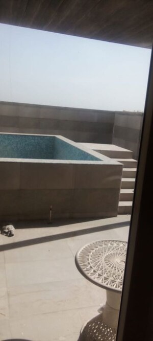 Furnished Amenities in 5 BHK Penthouse at Parker White Lily, Sector 8 – for Sale