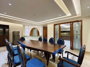 Gym in 6+ BHK Villa at Juhu – for Sale