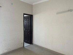 Room in 3.5 BHK Apartment at Paramount Floraville, Sector 137 – for Rent