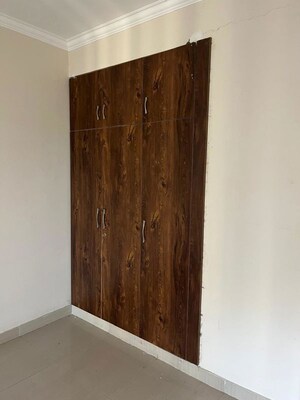 Furnished Amenities in 3.5 BHK Apartment at Paramount Floraville, Sector 137 – for Rent