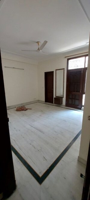 Room in 3 BHK Builder Floor at Sarvodaya Enclave – for Rent