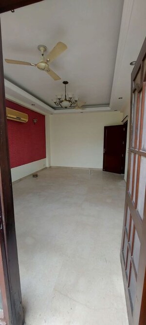 Room in 3 BHK Builder Floor at Sarvodaya Enclave – for Rent