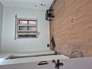 Furnished Amenities in 1.5 BHK Apartment at Mayur Vihar – for Rent