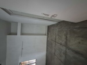 Furnished Amenities in 2.5 BHK Apartment at Mayur Vihar – for Rent