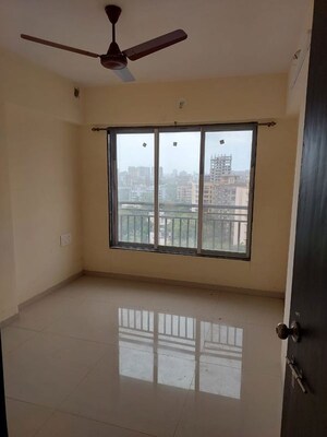 Room in 2.5 BHK Apartment at Arihant Residency Sion, Sion – for Rent