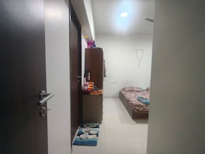 Furnished Amenities in 2 BHK Apartment at Kalpataru Bliss, Santacruz East – for Rent