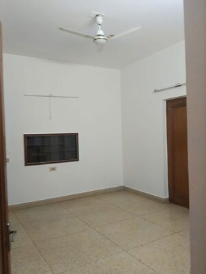 Room in 3 BHK Builder Floor at Naraina – for Rent