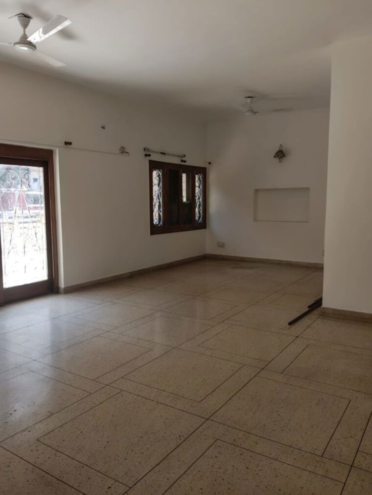 Room, naraina 3 Bedroom 300 Sq.Ft. Builder Floor In Naraina Delhi 10307550