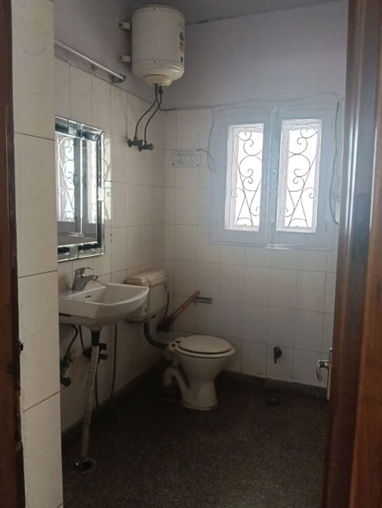 Team Area, naraina 3 Bedroom 300 Sq.Ft. Builder Floor In Naraina Delhi 10307550