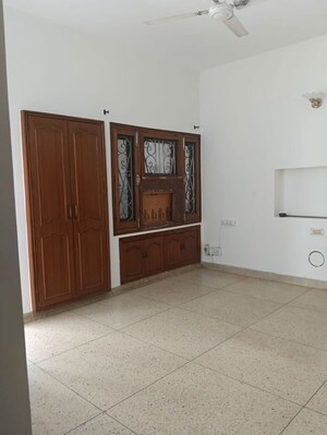 Room in 3 BHK Builder Floor at Naraina – for Rent