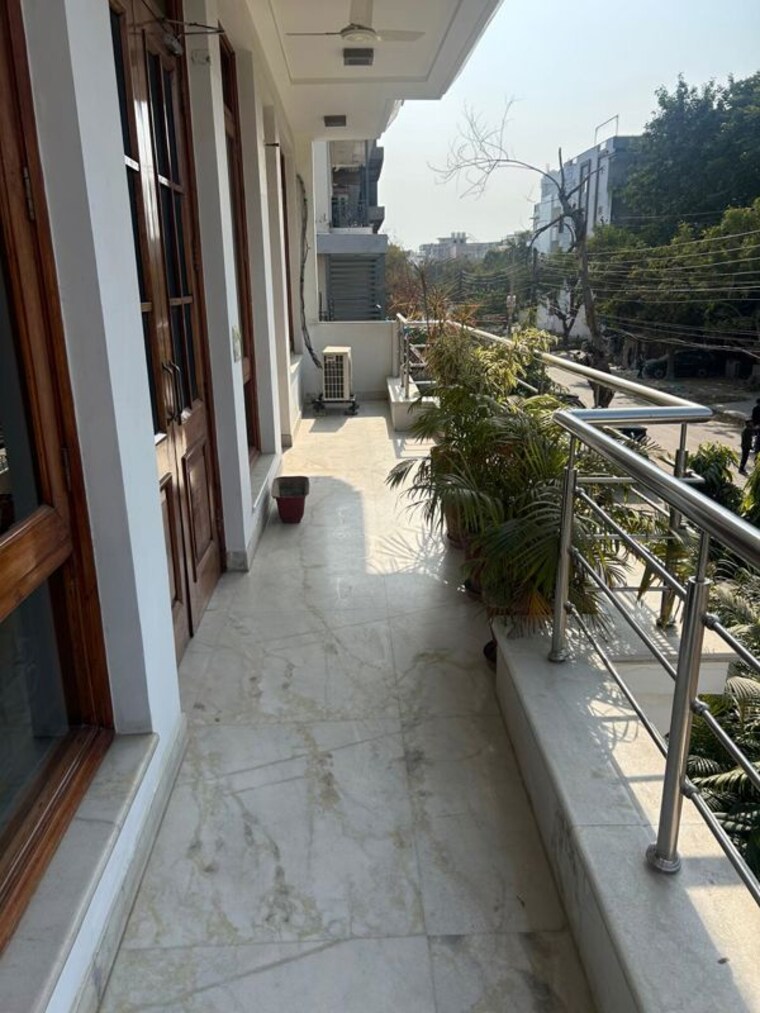 Balcony, sector 45 3 Bedroom 270 Sq.Yd. Builder Floor In Sector 45 Gurgaon 10307722