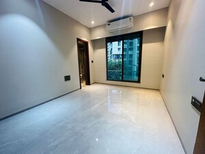 Room in 3 BHK Apartment at Khar West – for Rent