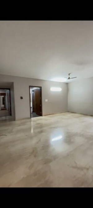 Room in 3.5 BHK Apartment at Cunningham Road – for Rent