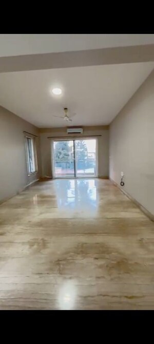 Room in 3.5 BHK Apartment at Cunningham Road – for Rent