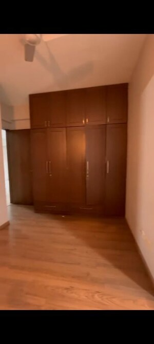 Room in 3.5 BHK Apartment at Cunningham Road – for Rent