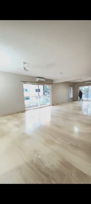 Room in 3.5 BHK Apartment at Cunningham Road – for Rent