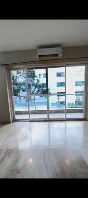 Room in 3.5 BHK Apartment at Cunningham Road – for Rent