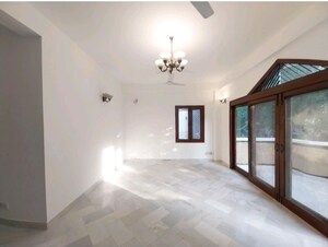 Room in 3 BHK Builder Floor at Vasant Vihar – for Rent