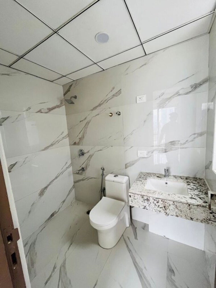 Bathroom, smart-world-orchard 3 Bedroom 1718 Sq.Ft. Apartment In Sector 61 Gurgaon 10308093