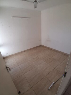 Room in 2 BHK Apartment at Gaur City 7th Avenue, Sector 4 Greater Noida – for Rent