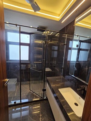 Gym in 3 BHK Builder Floor at Sector 33 – for Rent