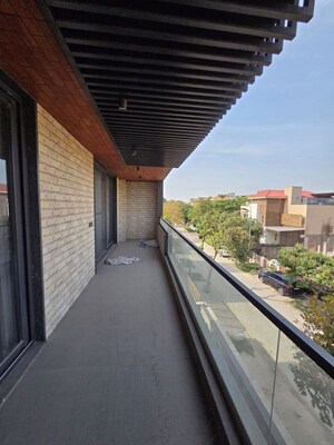 Balcony in 3 BHK Builder Floor at Sector 33 – for Rent