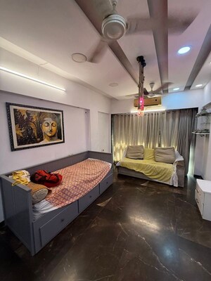 Team Area in 2 BHK Apartment at Andheri West – for Rent