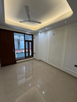 Room in 3 BHK Apartment at Chattarpur – for Rent