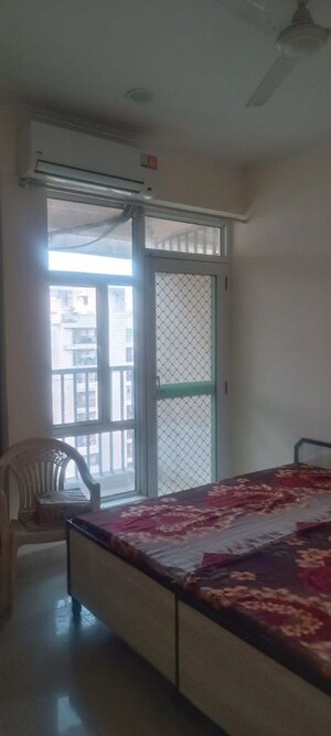 Room in 3.5 BHK Apartment at Gaur City 6th Avenue, Sector 4 Greater Noida – for Rent