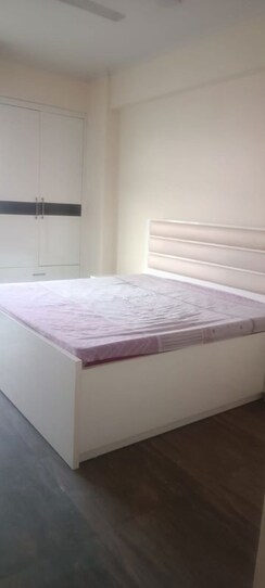 3.5 BHK + Servant Room Apartment For Rent in Gaur City 6th Avenue