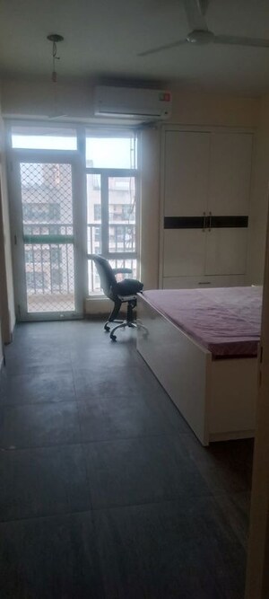 Room in 3.5 BHK Apartment at Gaur City 6th Avenue, Sector 4 Greater Noida – for Rent