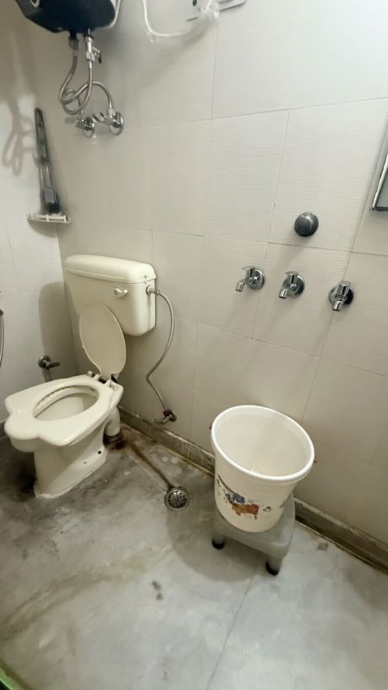 Bathroom, palam-vihar-residents-association 3.5 Bedroom 66 Sq.Yd. Independent House In Palam Vihar Gurgaon 10309206