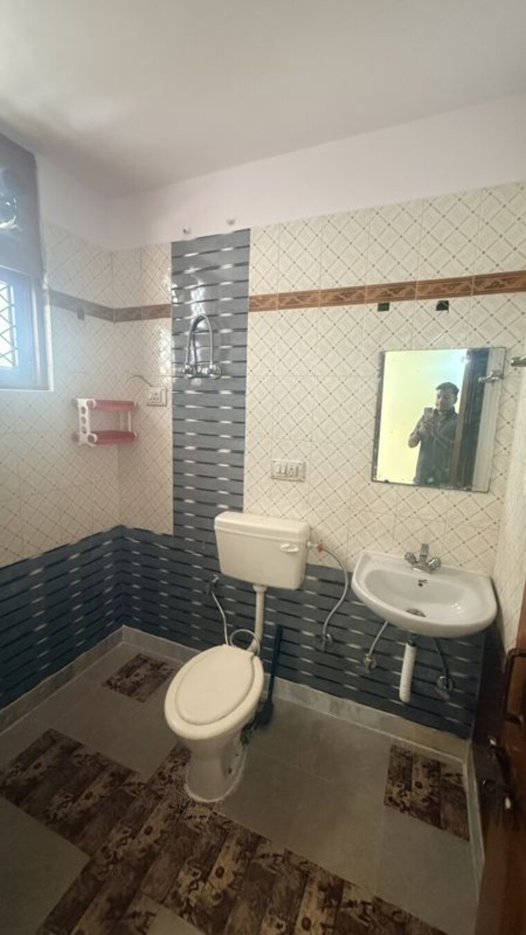 Bathroom, palam-vihar-residents-association 3.5 Bedroom 66 Sq.Yd. Independent House In Palam Vihar Gurgaon 10309206