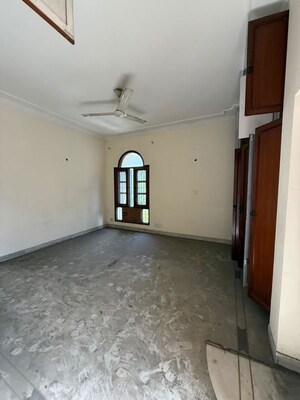 Room in 2 BHK Builder Floor at Sukhdev Vihar – for Rent