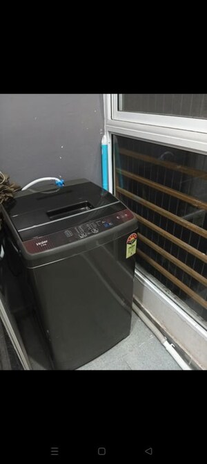 Furnished Amenities in 1.5 BHK Apartment at Sheth Zuri, Laxmi Nagar – for Rent