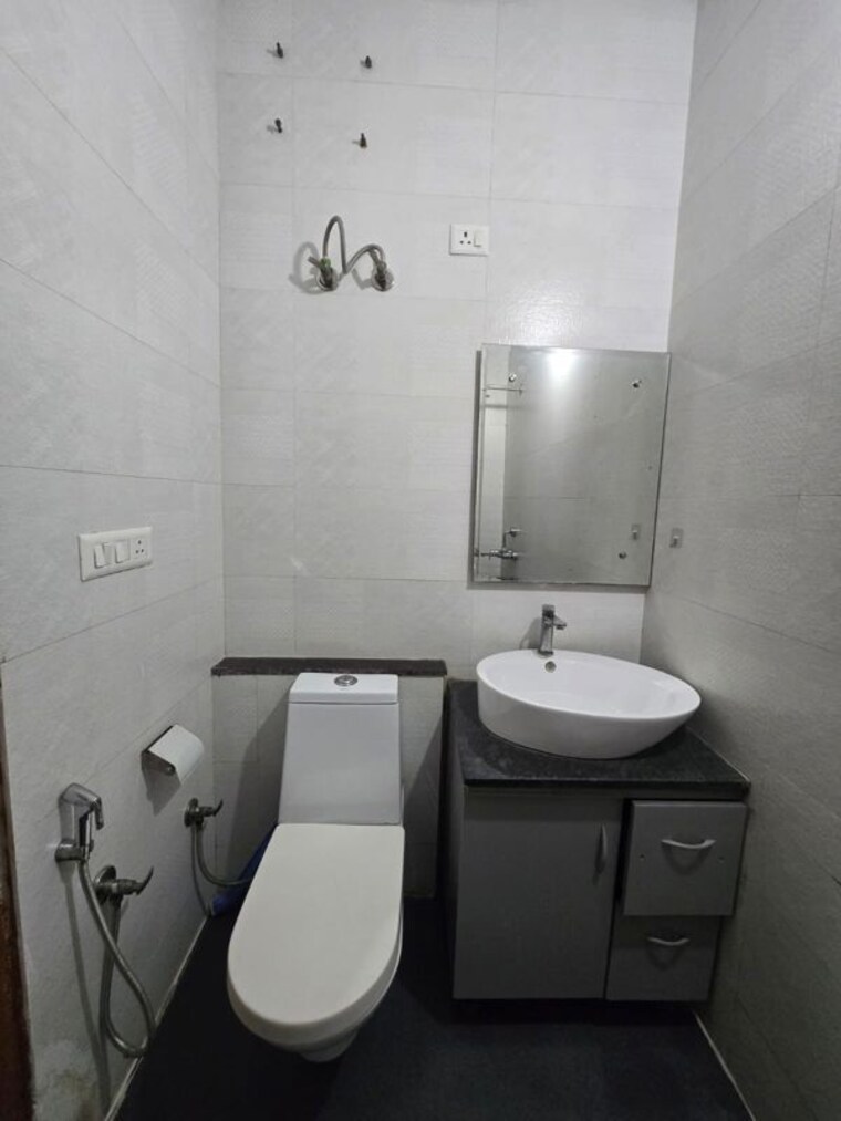 Bathroom, cghs-group-hewo-apartments 2 Bedroom 1000 Sq.Ft. Apartment In Sector 56 Gurgaon 10309468