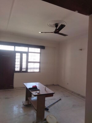 Room in 3.5 BHK Apartment at Oasis Apartments, Sector 55 – for Rent