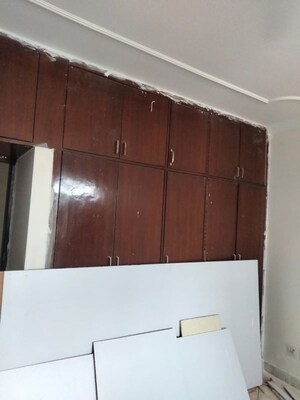 Furnished Amenities in 3.5 BHK Apartment at Oasis Apartments, Sector 55 – for Rent